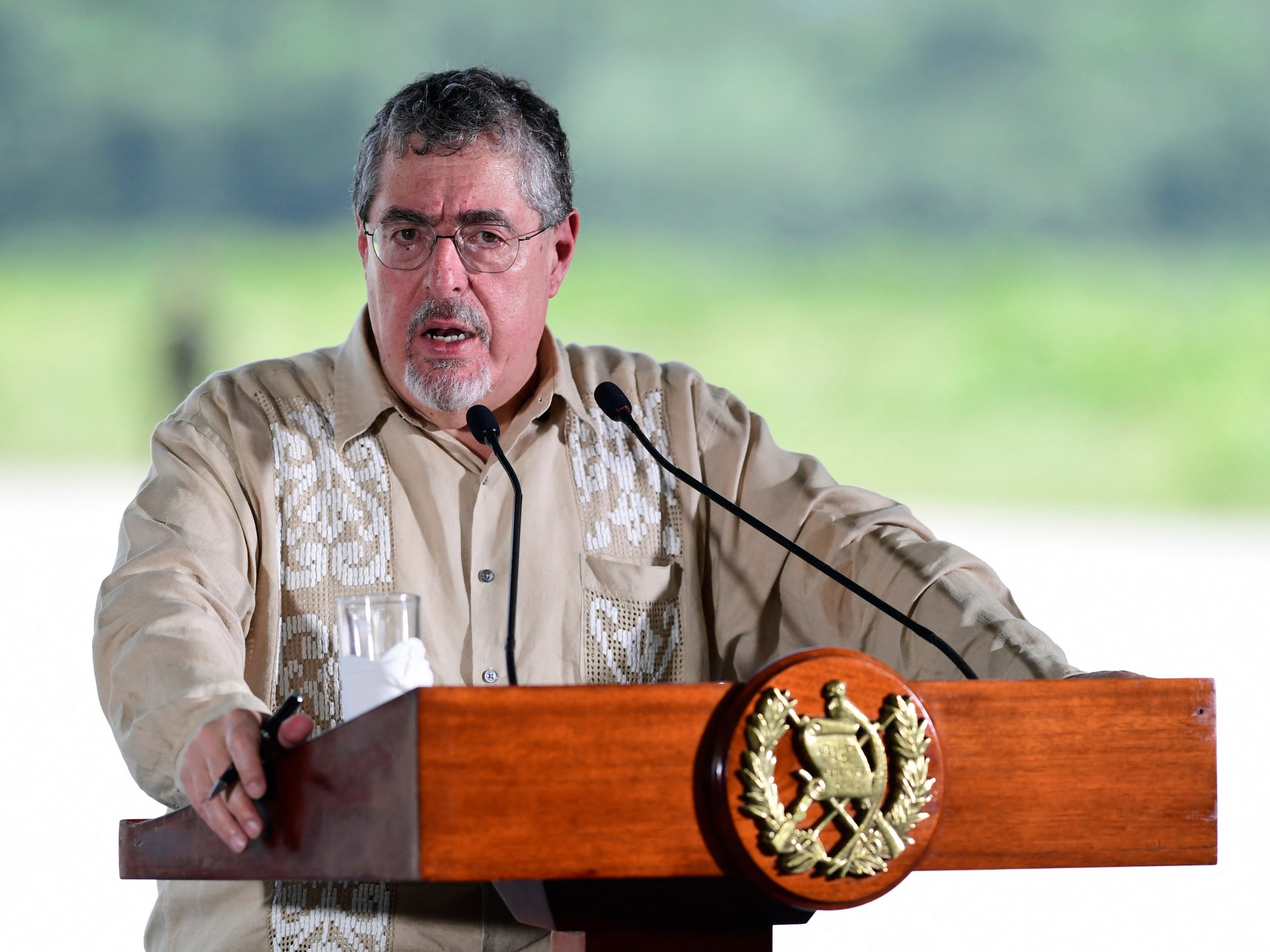 رئيس غواتيمالا يقيل وزير الداخلية ويقر تغييرات أمنية بعد فرار عصابة من سجن