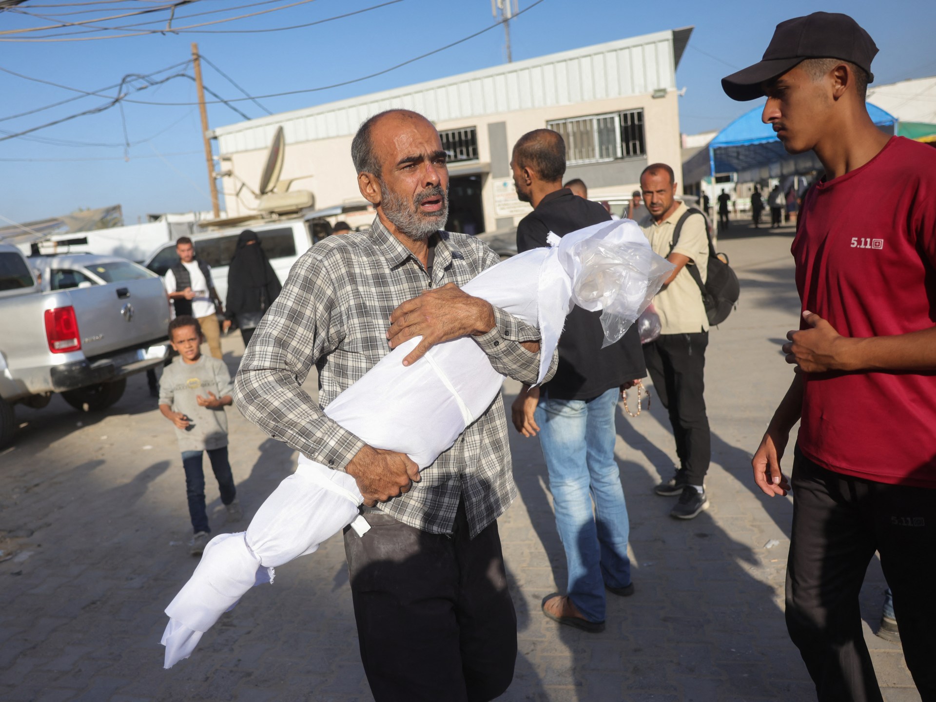 إسرائيل تواصل خروقاتها بغزة.. 3 شهداء بحي التفاح واستهداف مدارس تؤوي نازحين