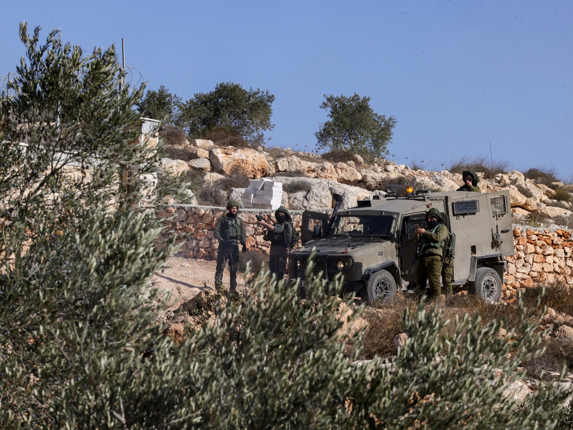 اعتقالات واقتحامات وهجمات للمستوطنين بعدة مدن بالضفة