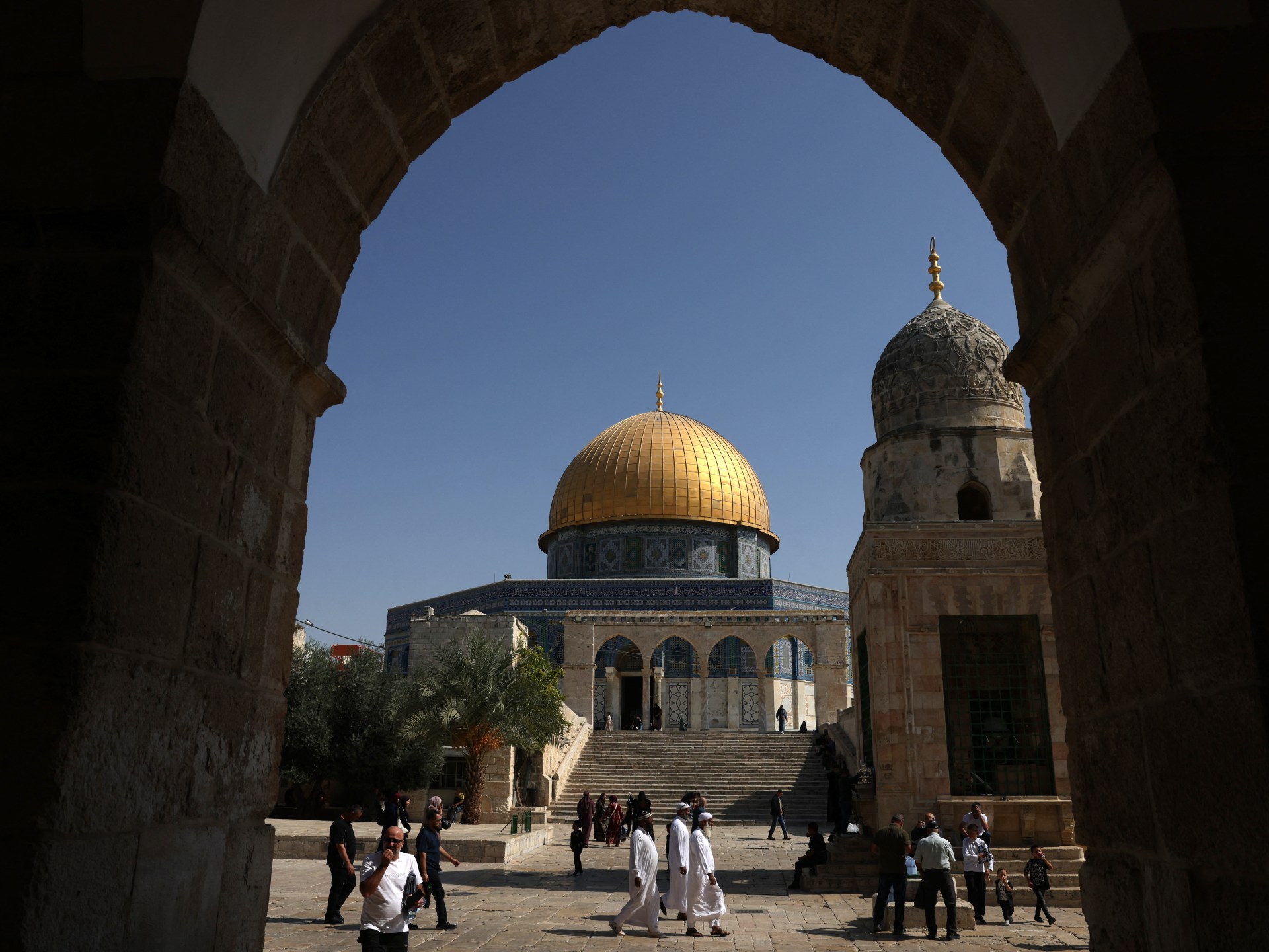 من على شاطئ غزة ومن قلب القدس