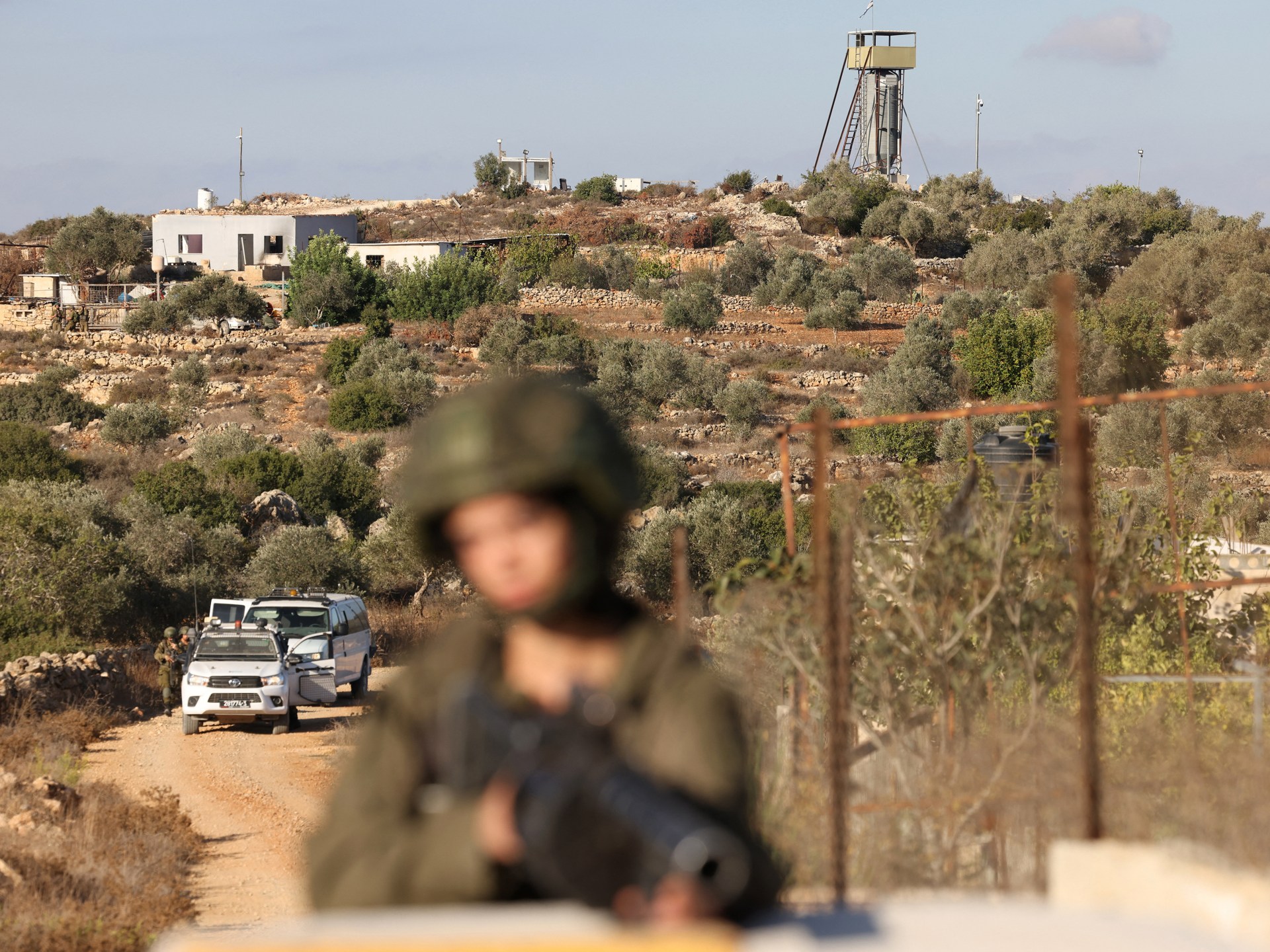 اقتحامات واعتداءات واسعة بالضفة والاحتلال يمنع المزارعين من قطف الزيتون