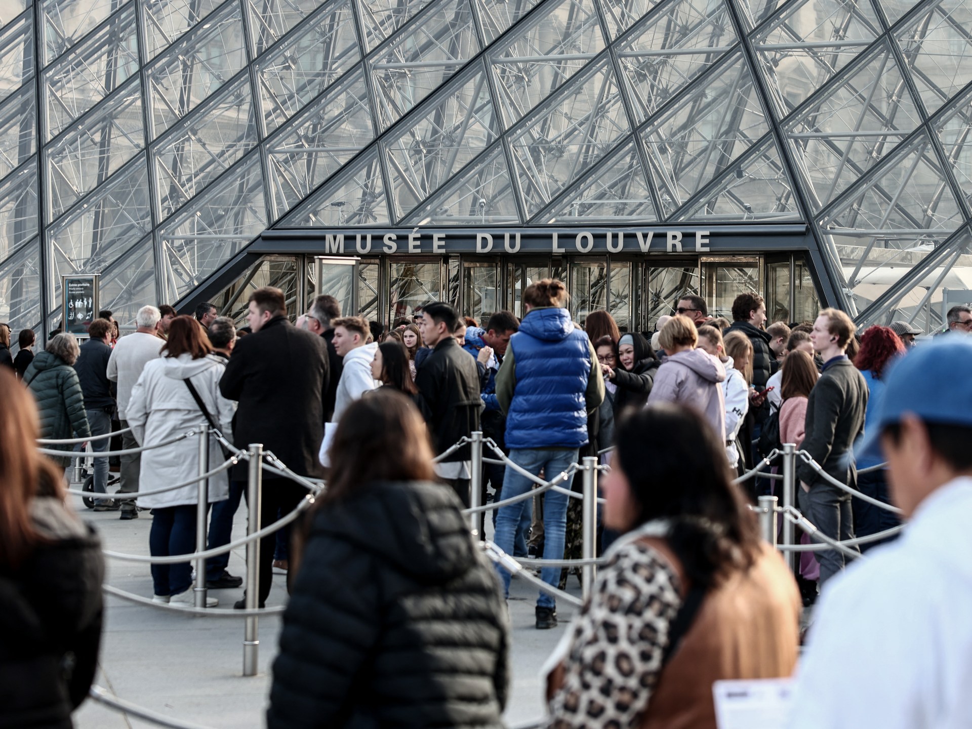 إعادة فتح متحف اللوفر والسلطات تواصل البحث عن اللصوص