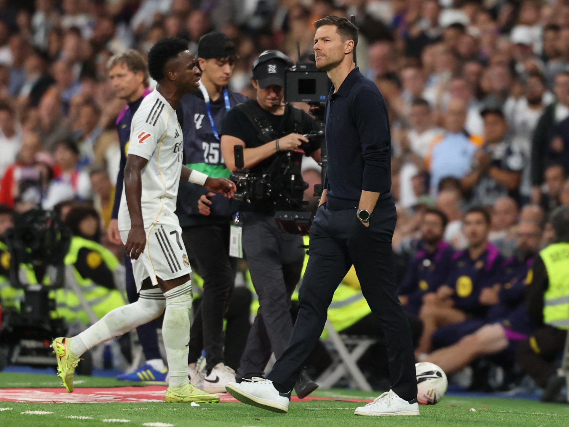 علاقة متفجرة بين فينيسيوس وألونسو مدرب ريال مدريد وموقف مفاجئ لكروس