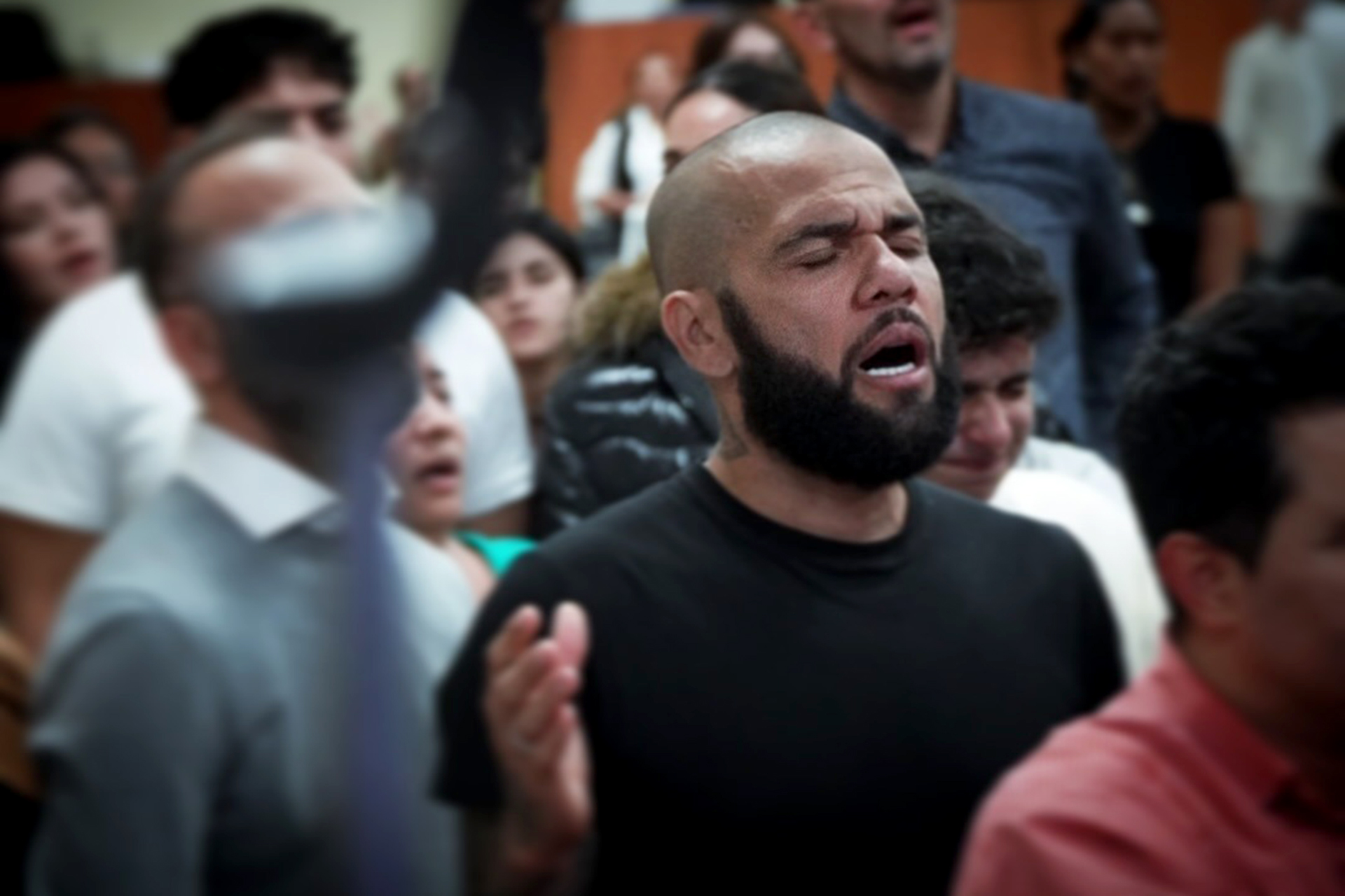 شاهد.. داني ألفيش لاعب برشلونة السابق يصبح واعظا في كنيسة