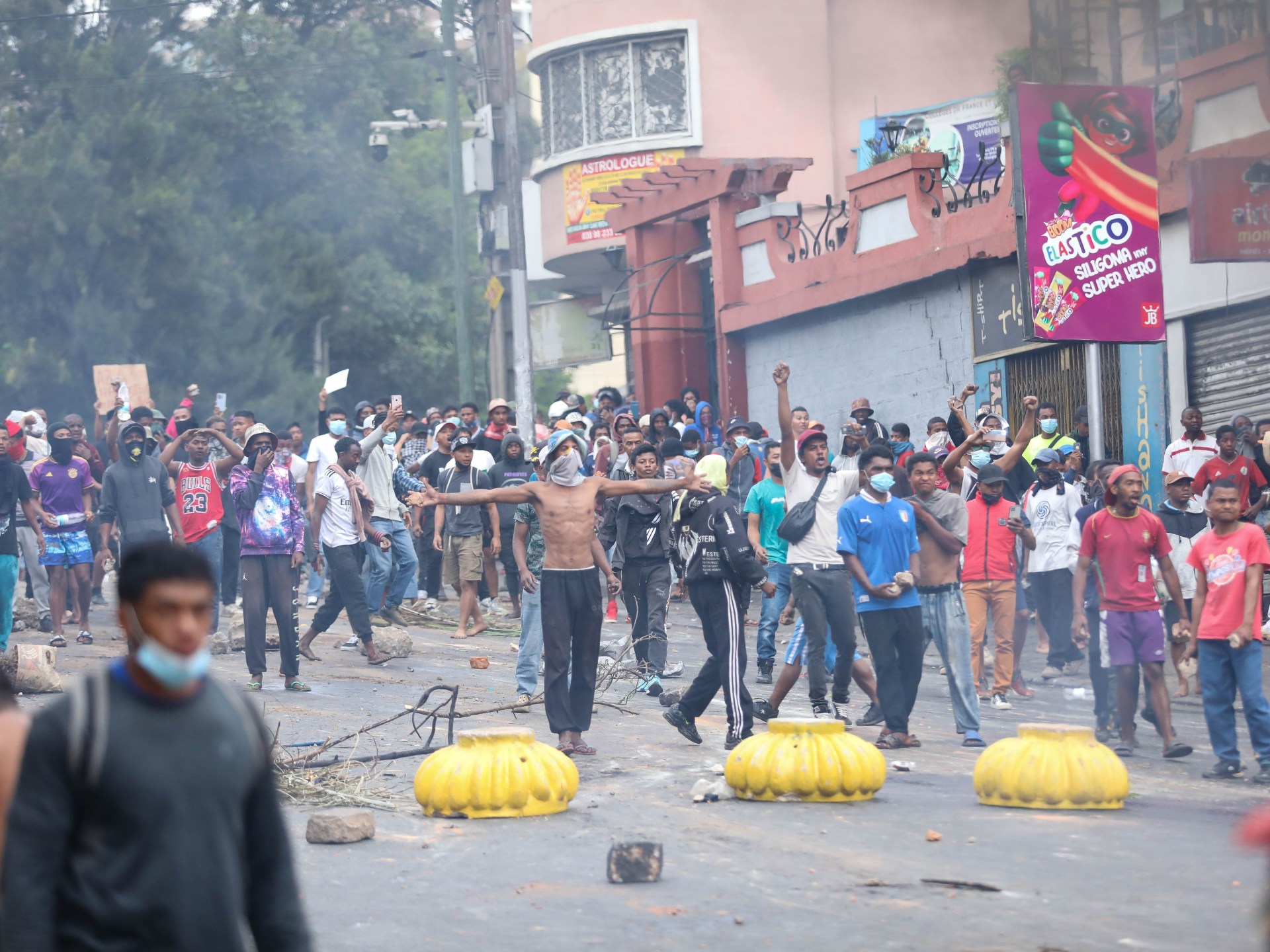 صحيفة روسية: هل تفقد فرنسا مزيدا من مصادر الثروة بأفريقيا بعد ثورة مدغشقر؟