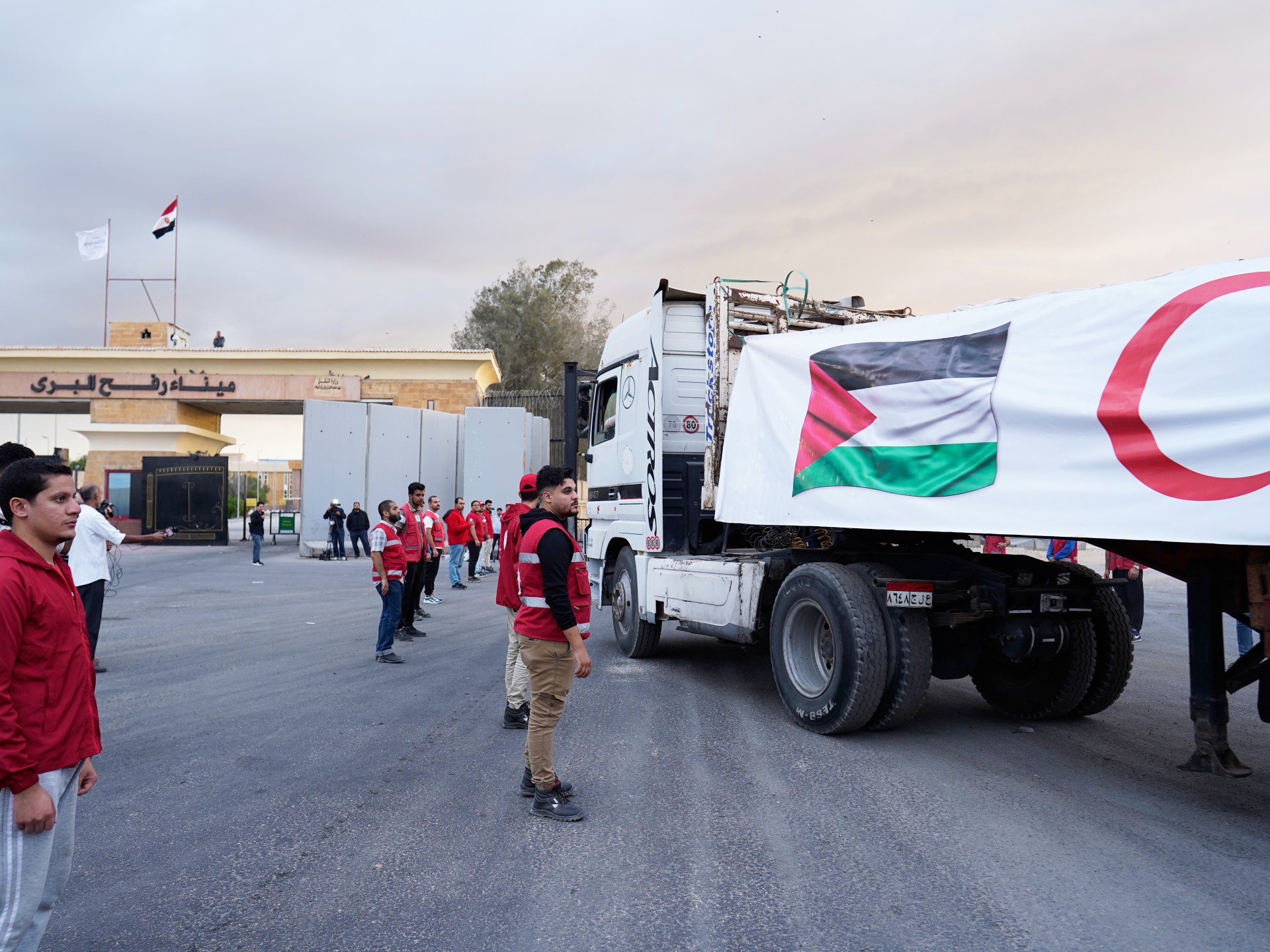 سلطات غزة تدعو الاحتلال إلى فتح المعابر وإدخال المساعدات فورا