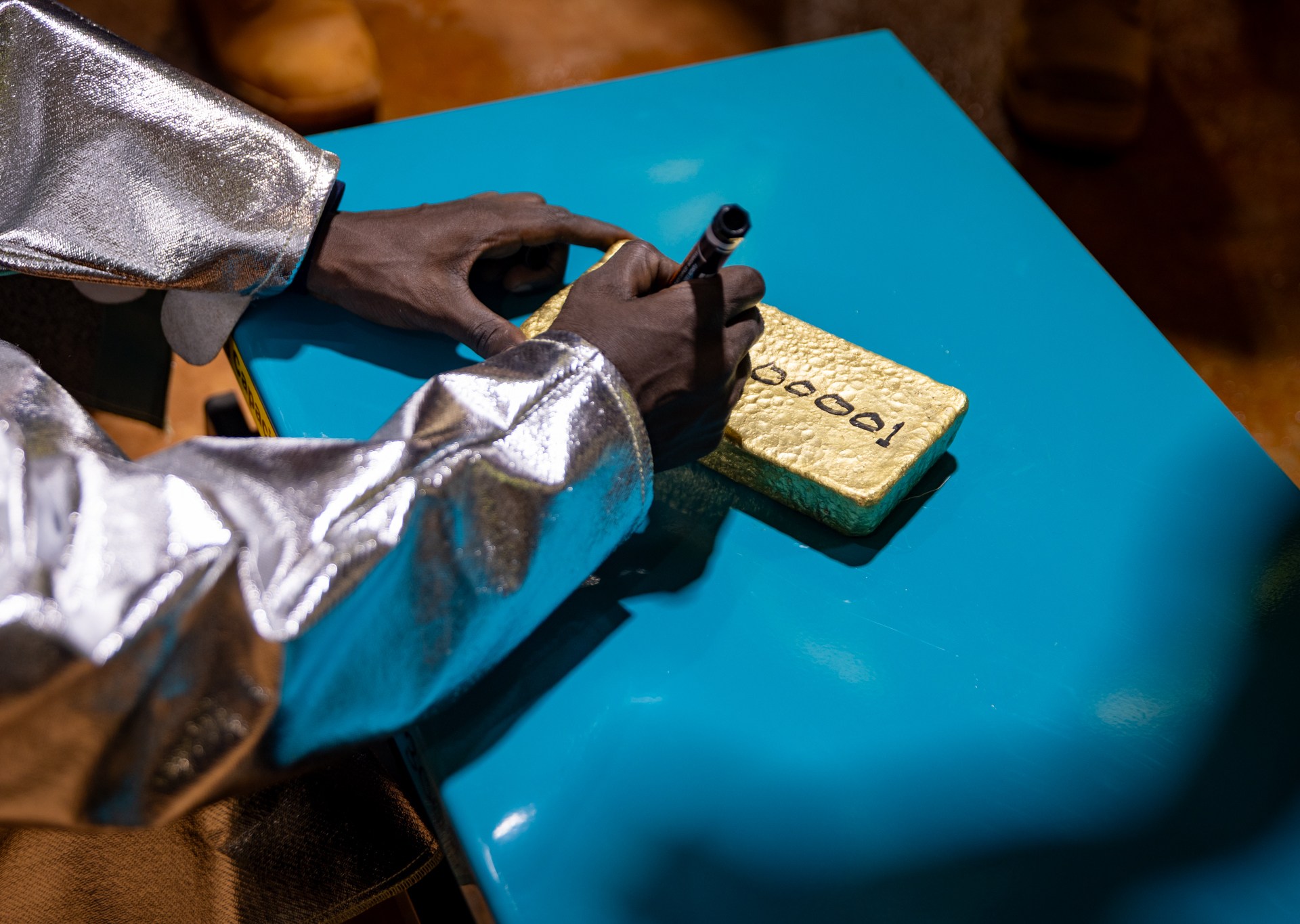 من 4 إلى 10 آلاف هل تصل أوقية الذهب إلى 100 ألف دولار؟