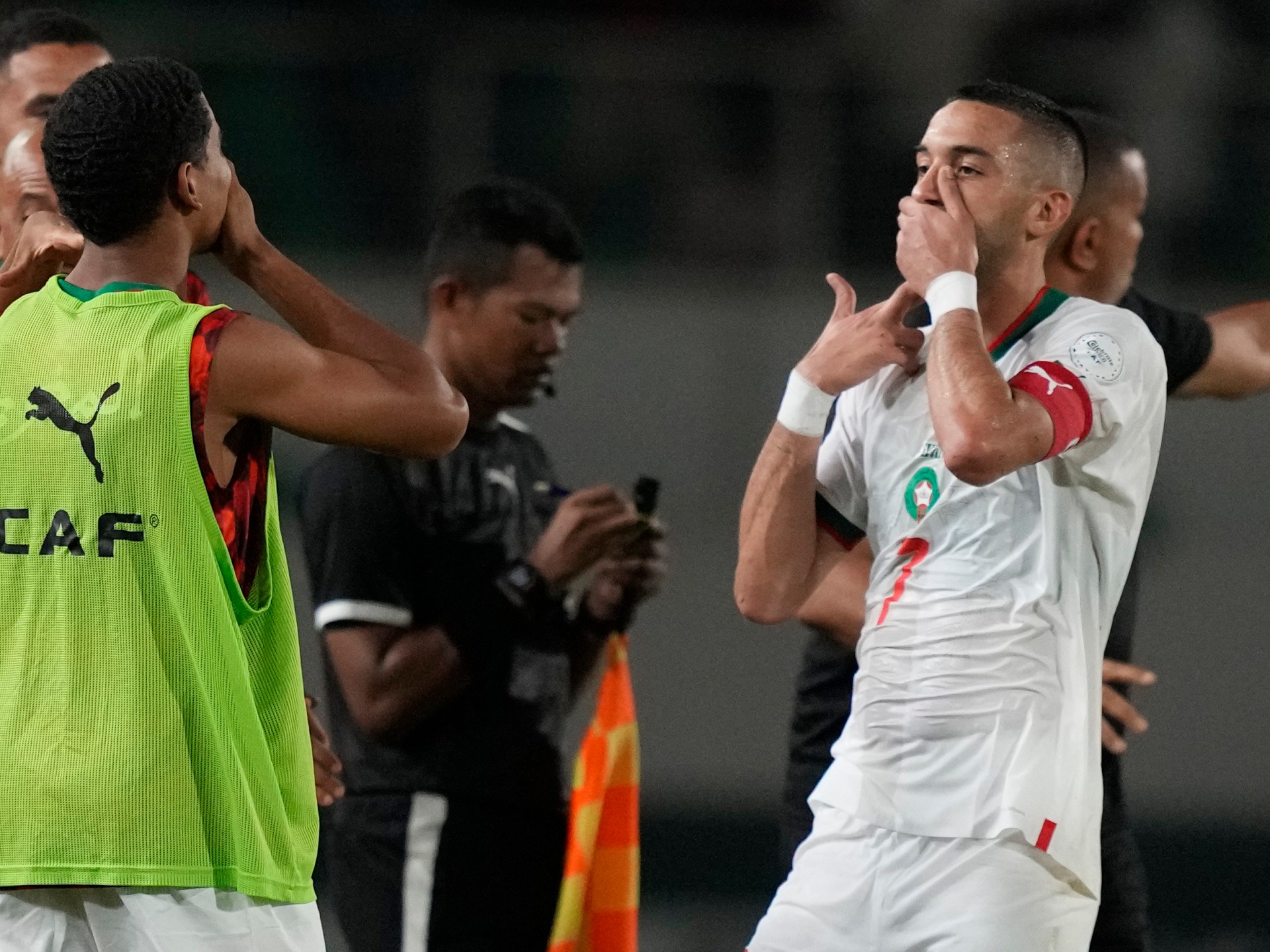 10 نجوم "عاطلين عن العمل" بينهم المغربي زياش