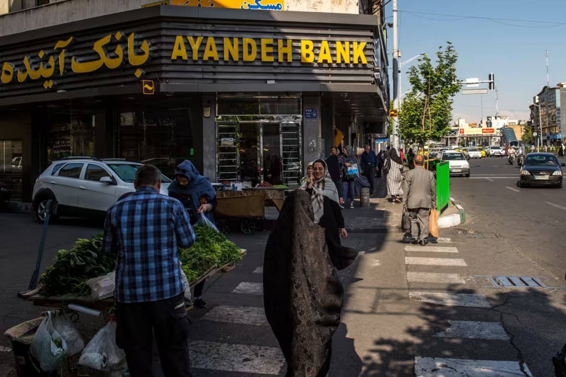 إيران تستحوذ على بنك آينده لإنقاذه من الانهيار