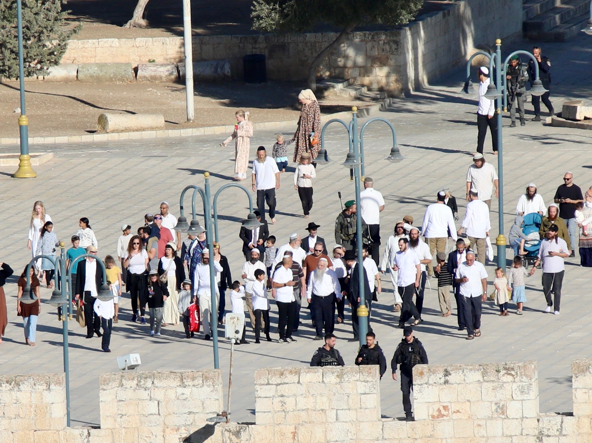 مشاهد صاخبة وخرق فاضح.. ماذا جرى في المسجد الأقصى اليوم؟
