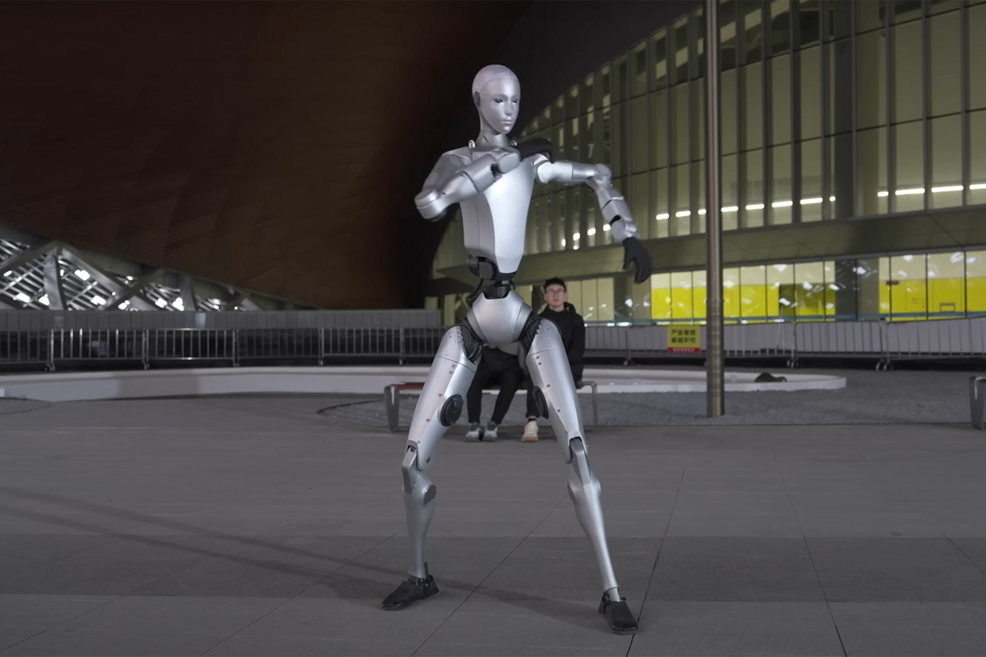 شاهد: أحدث روبوتات الصين وهو يرقص أمام الجمهور