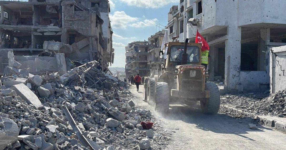 هيئة الإغاثة التركية تبدأ رفع الأنقاض وفتح الطرق بغزة