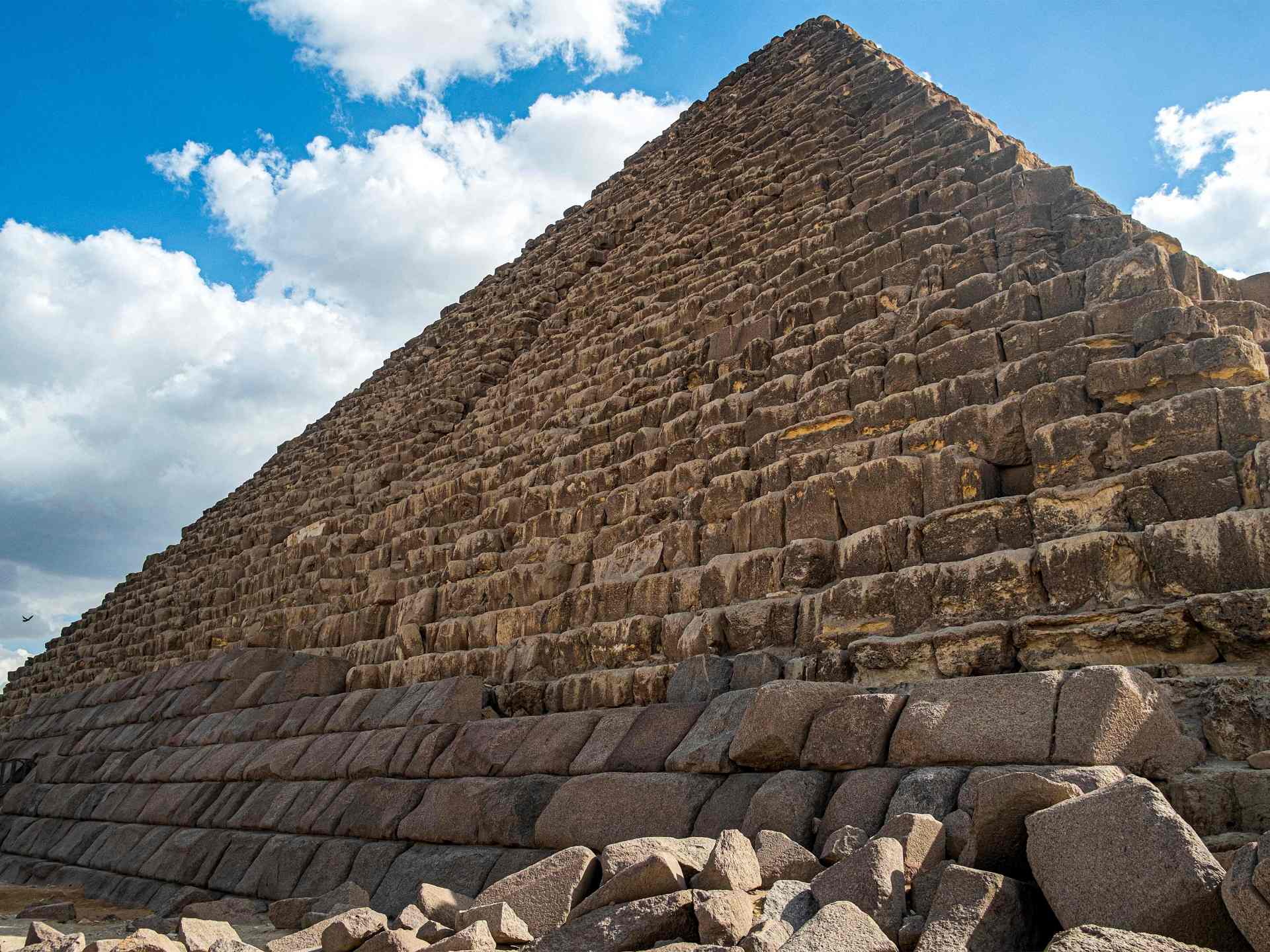 الأشعة الكونية.. الطريق للكشف عن فراغ غامض في هرم الجيزة الأصغر