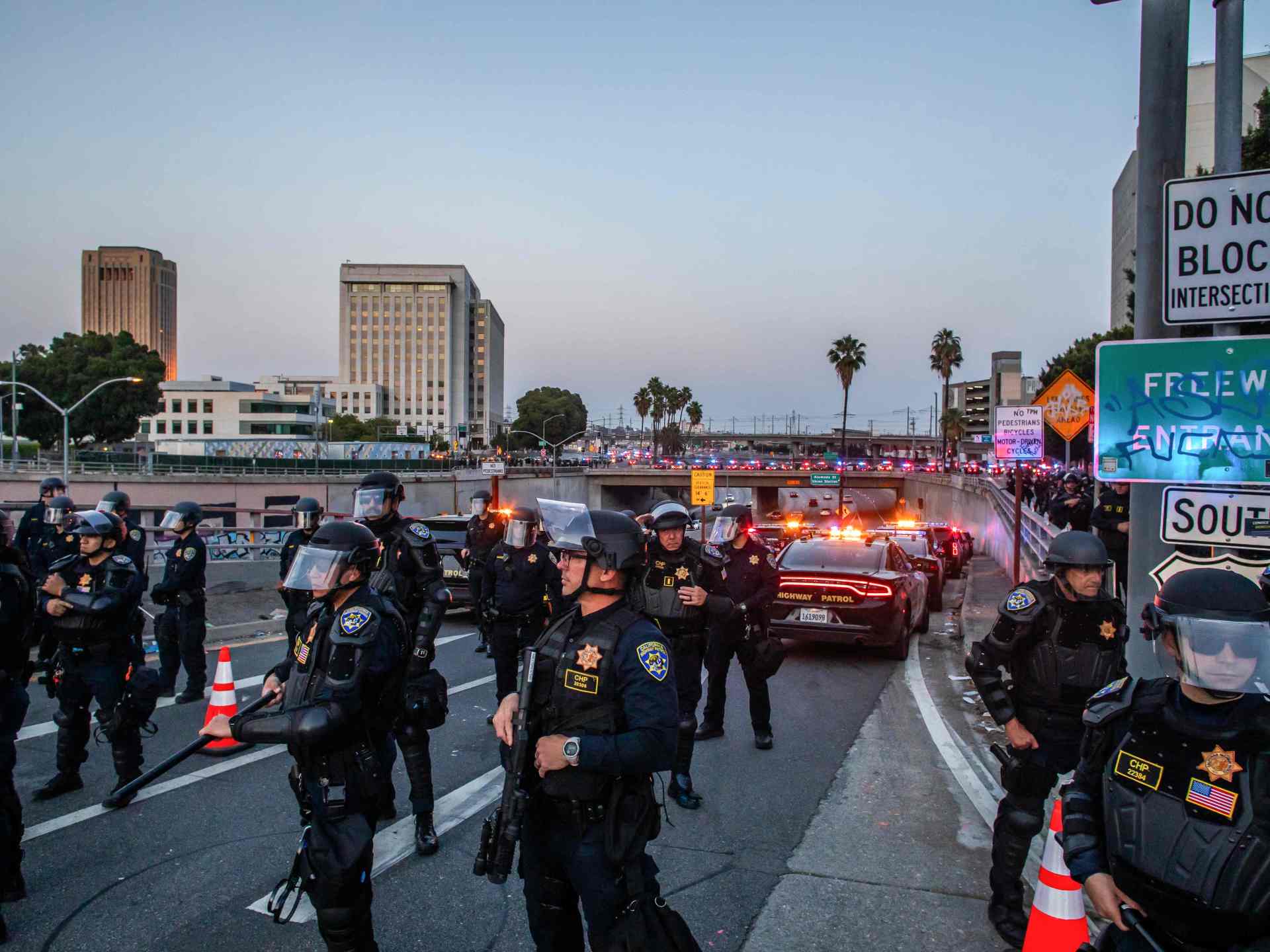 إغلاق طريق سريع في كاليفورنيا بسبب مناورات عسكرية