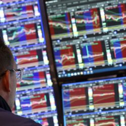 البيع المكثف في أسواق أميركا والصين يربك وول ستريت