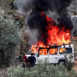 "الاحتلال" يصيب فلسطينيا قرب الخليل ومستوطنون يعتدون على قاطفي الزيتون بالضفة