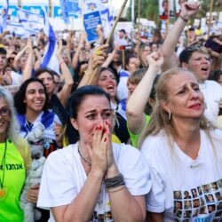 حماس تسمح لأسرى إسرائيليين بالتحدث لأسرهم قبيل إطلاق سراحهم