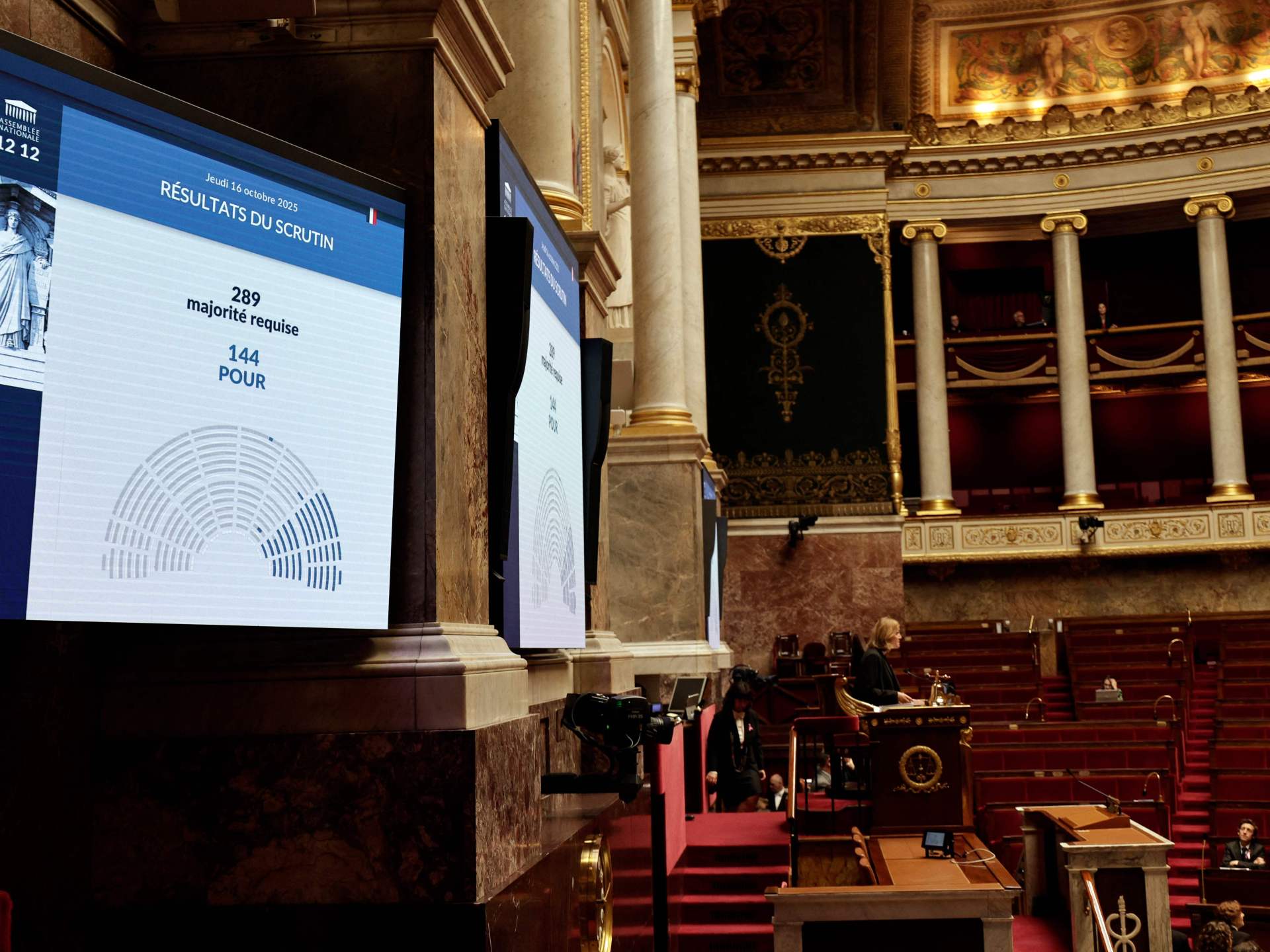 الحكومة الفرنسية تنجو من مذكرتين لحجب الثقة