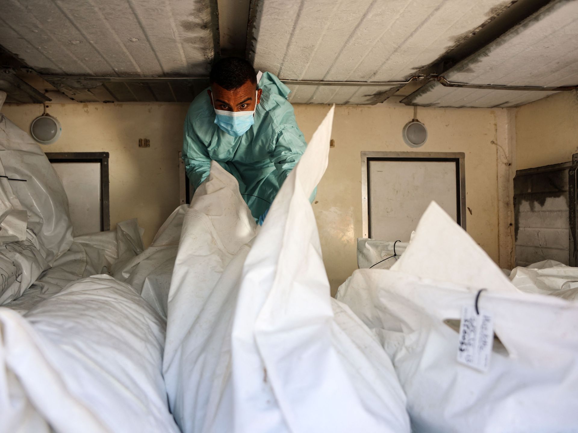 دفعة خامسة من جثامين الشهداء تصل غزة وعليها آثار تنكيل