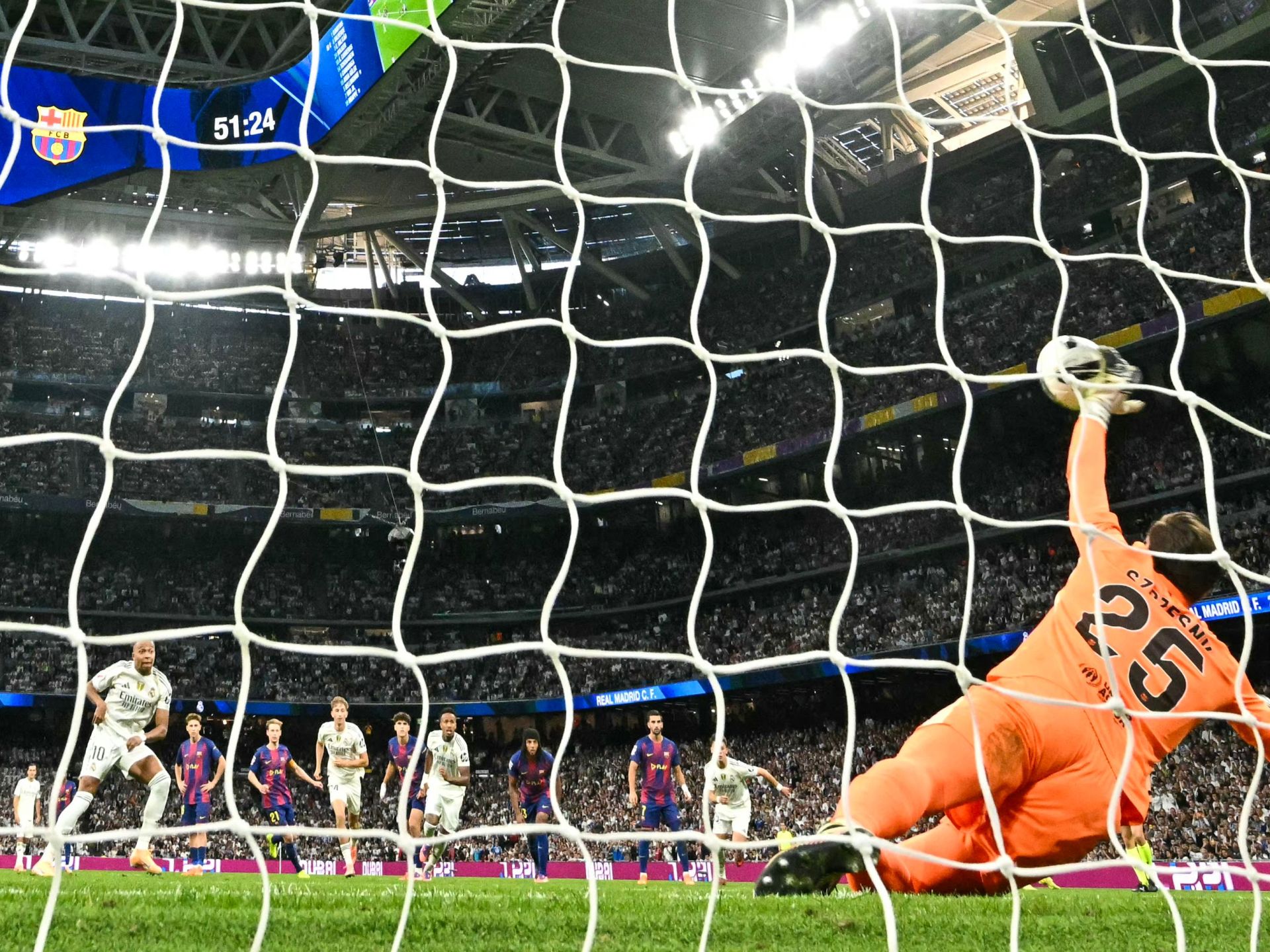 هكذا تمكن تشيزني من صد ركلة جزاء مبابي في الكلاسيكو