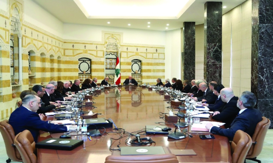 الحكومة اللبنانية تَجاوَزَتْ «قطوع الروشة» في جلسةٍ حاصرتْها «العواصف»