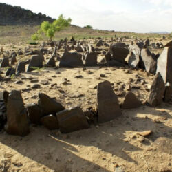 "المتحولون لحجر".. لماذا يهتم الفلكيون بـ 19 عمودا صخريا في كينيا؟