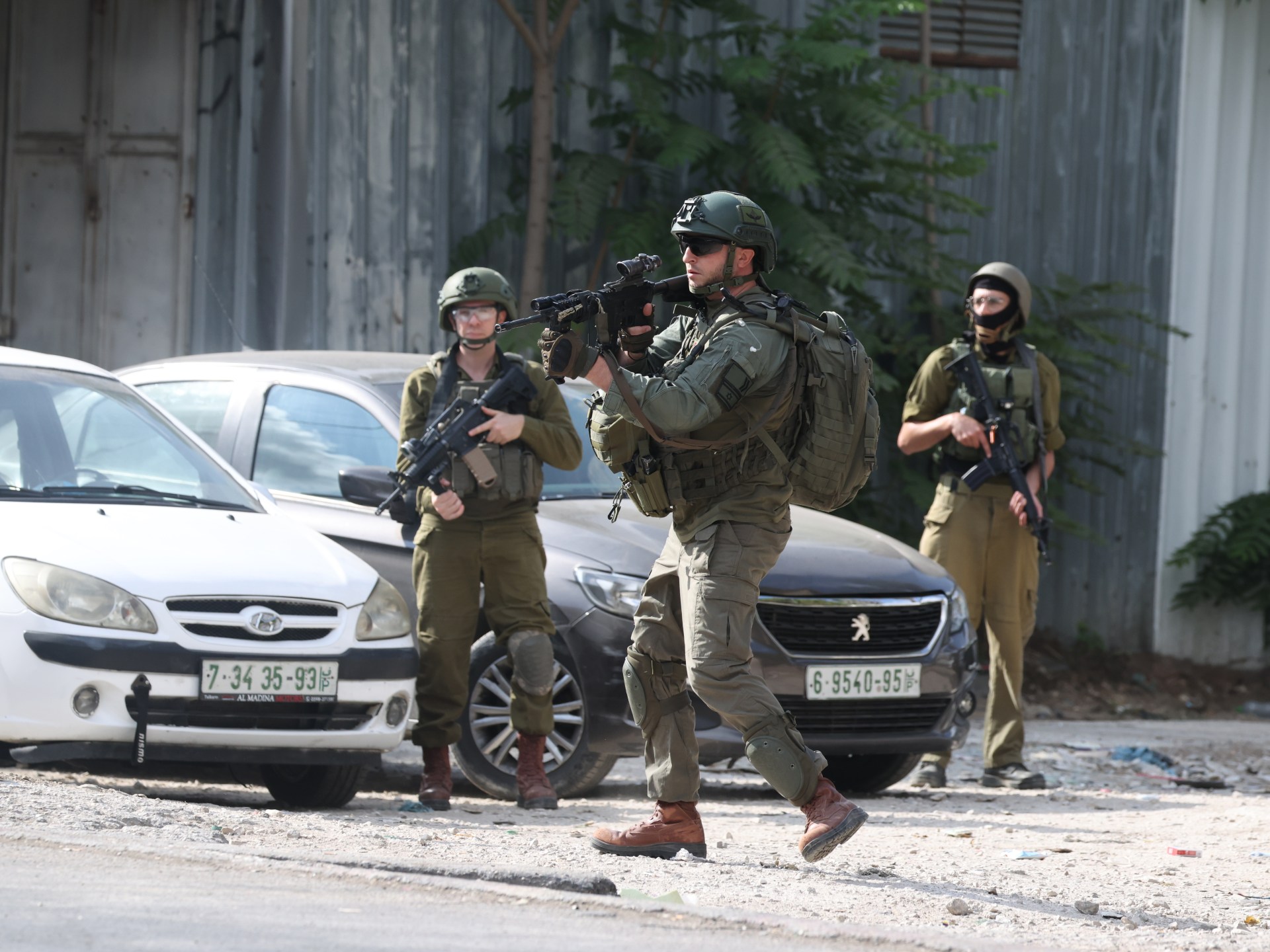 اقتحامات بأنحاء الضفة والاحتلال يقتل فلسطينيا ضربا شمال القدس