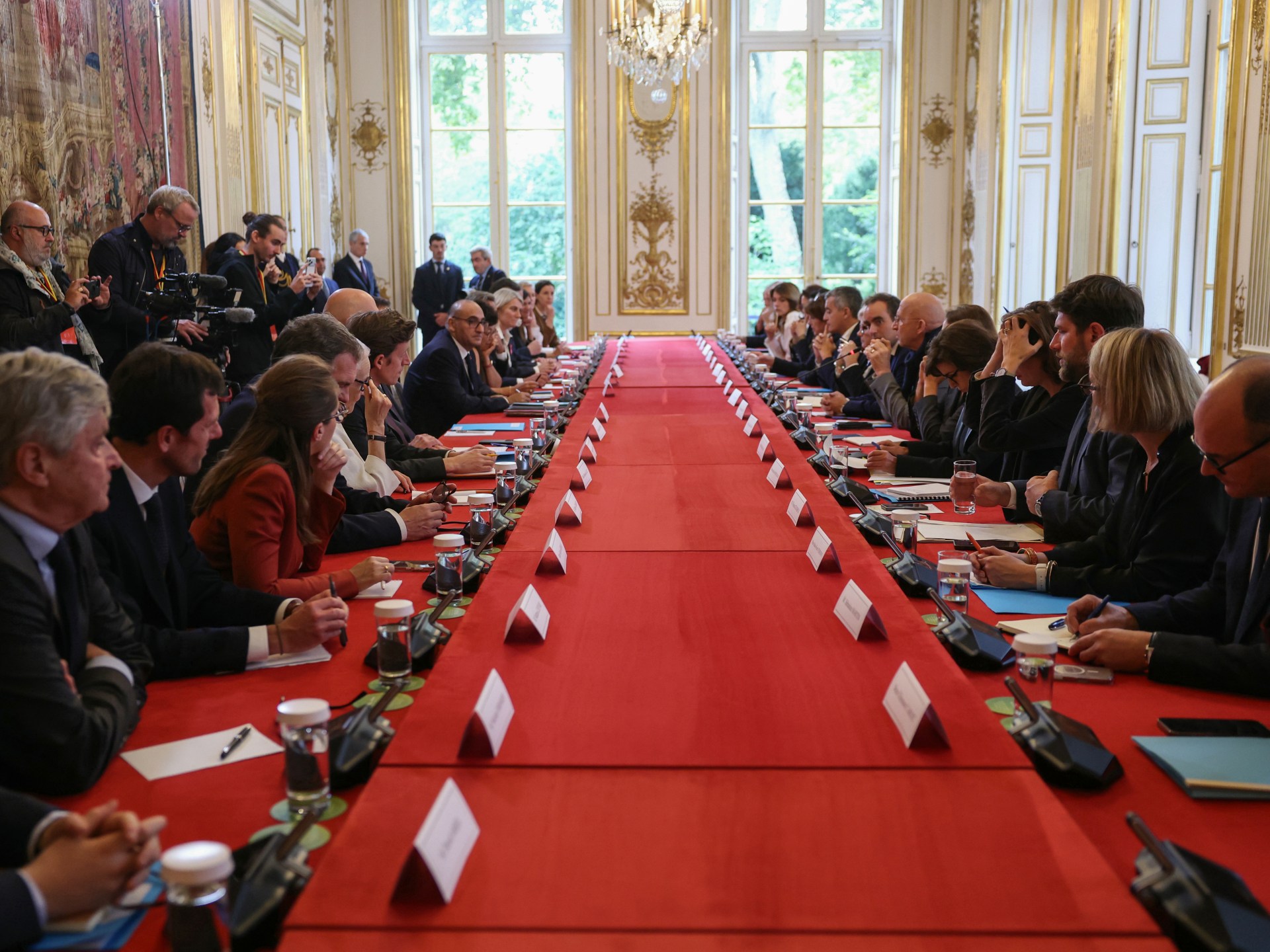 حكومة فرنسا الهشة تسابق الزمن لإقرار الميزانية