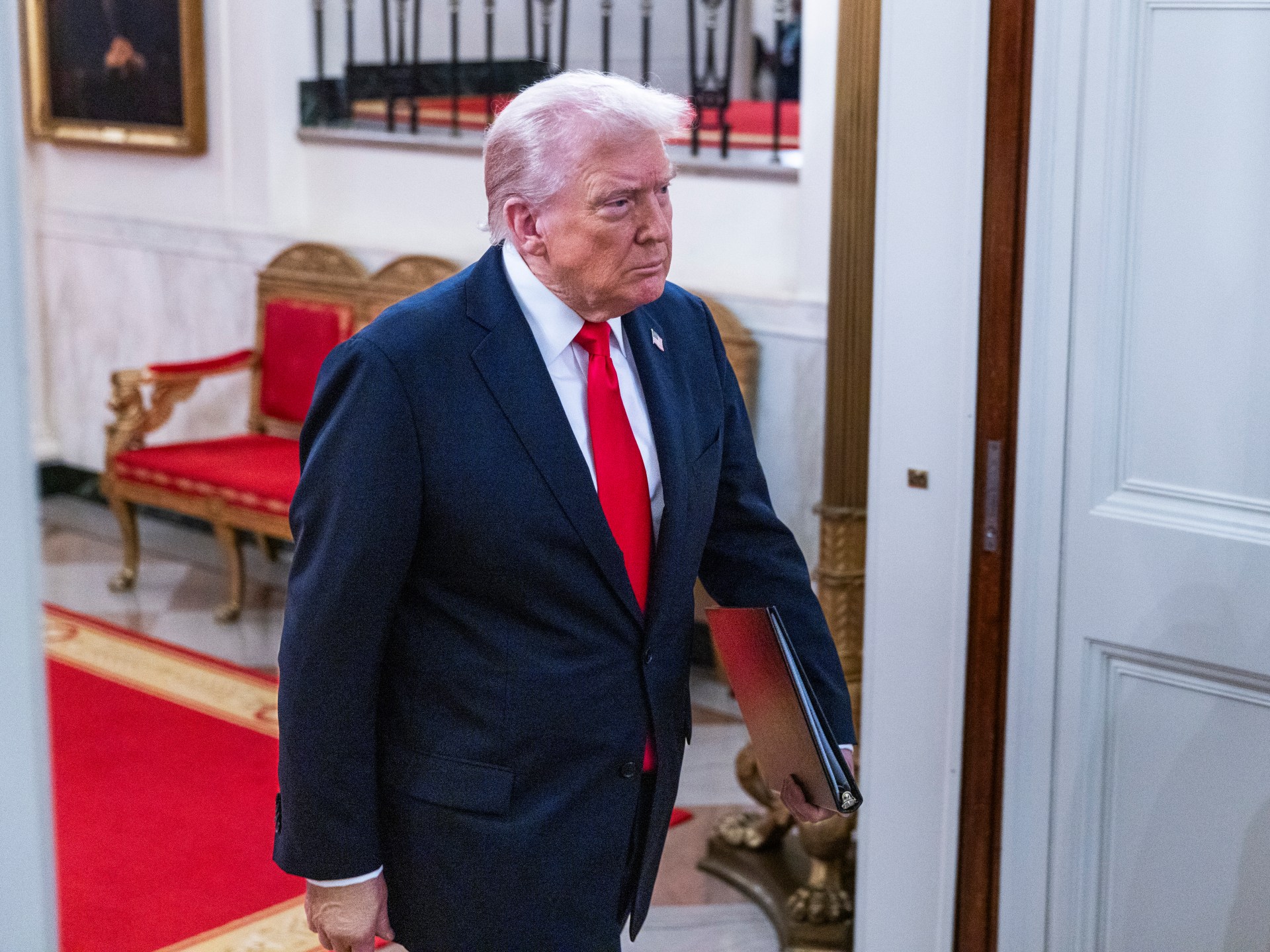 ترامب يتراجع عن تصريحاته بشأن بحماس ويهددها بعمل عسكري