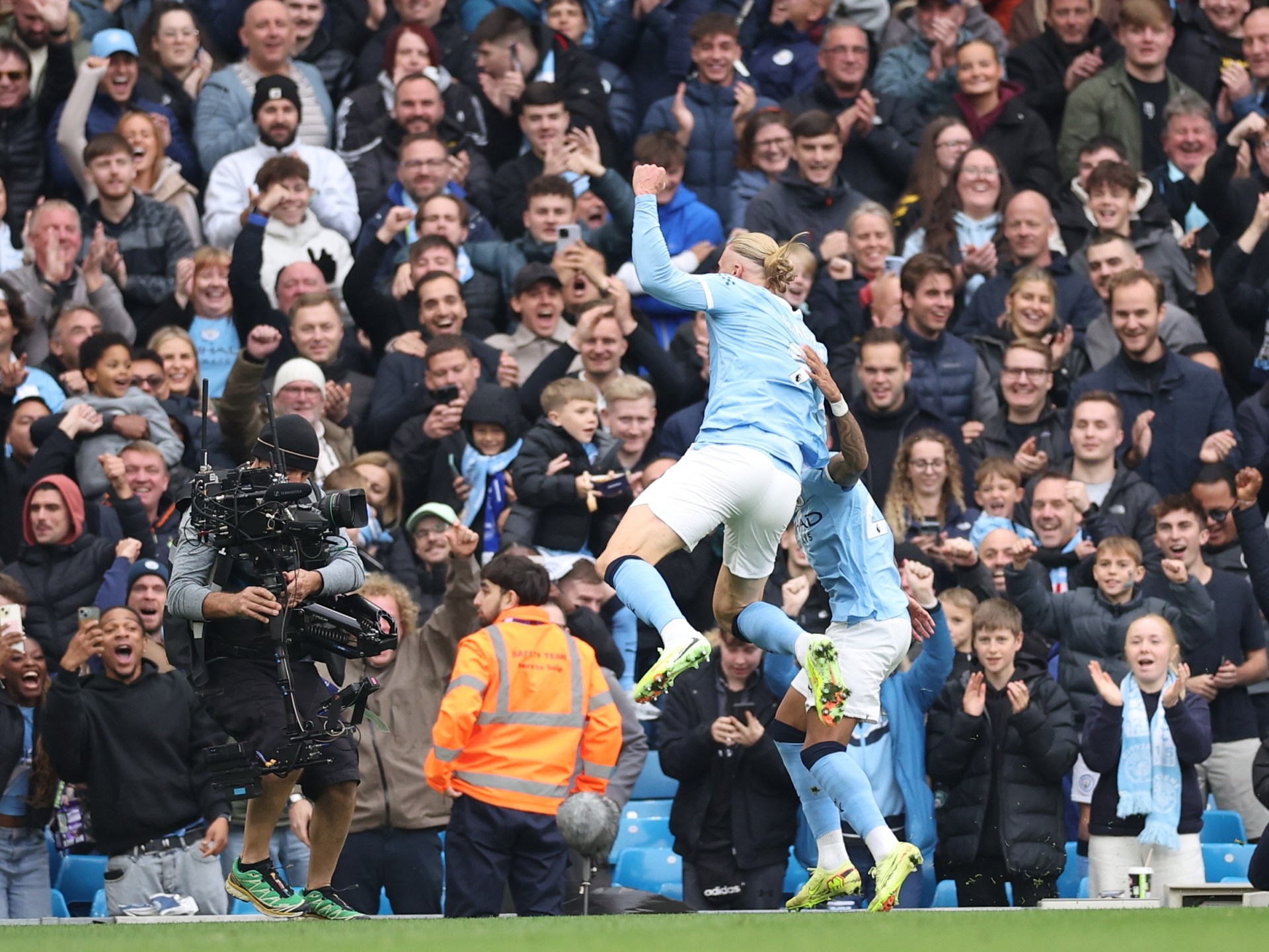 هالاند يقود السيتي للفوز وتشلسي يواصل عروضه الجيدة بالدوري الإنجليزي