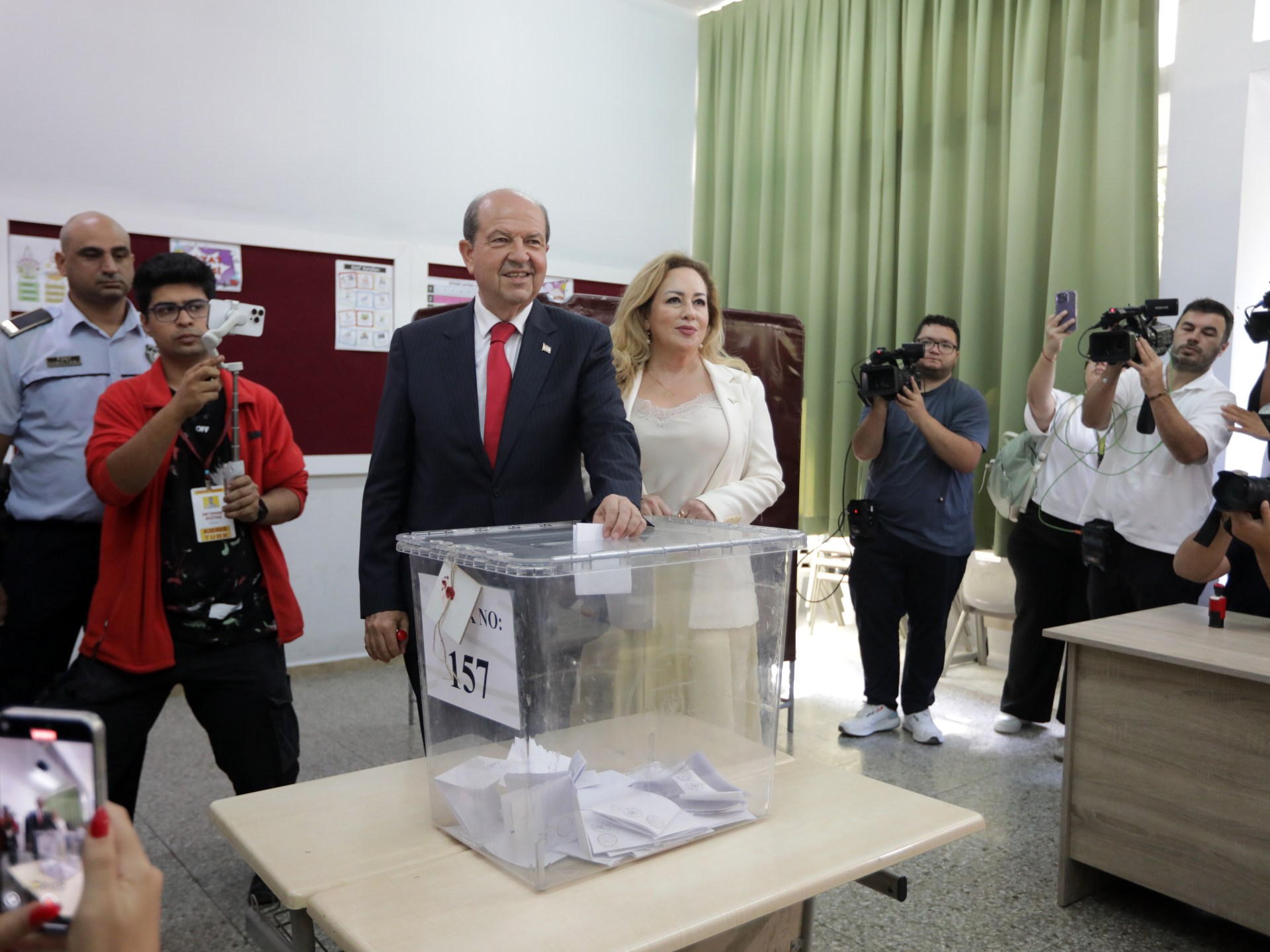 القبارصة الأتراك يتوجهون لصناديق الاقتراع لانتخاب رئيس جديد