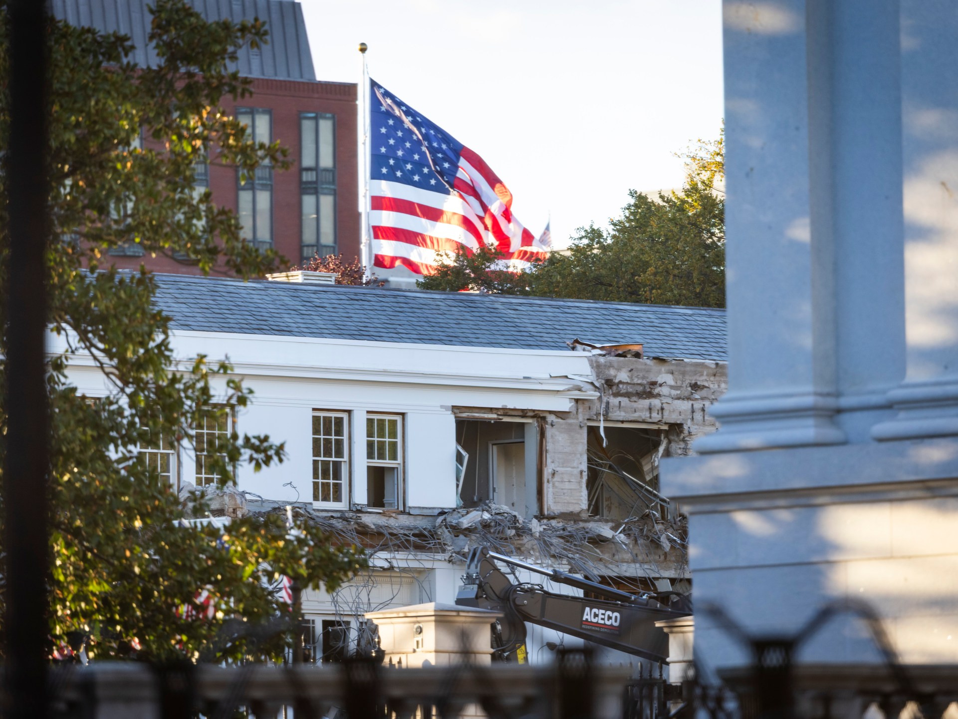 ترامب يهدم جزءا من البيت الأبيض لبناء قاعة رقص وحفلات