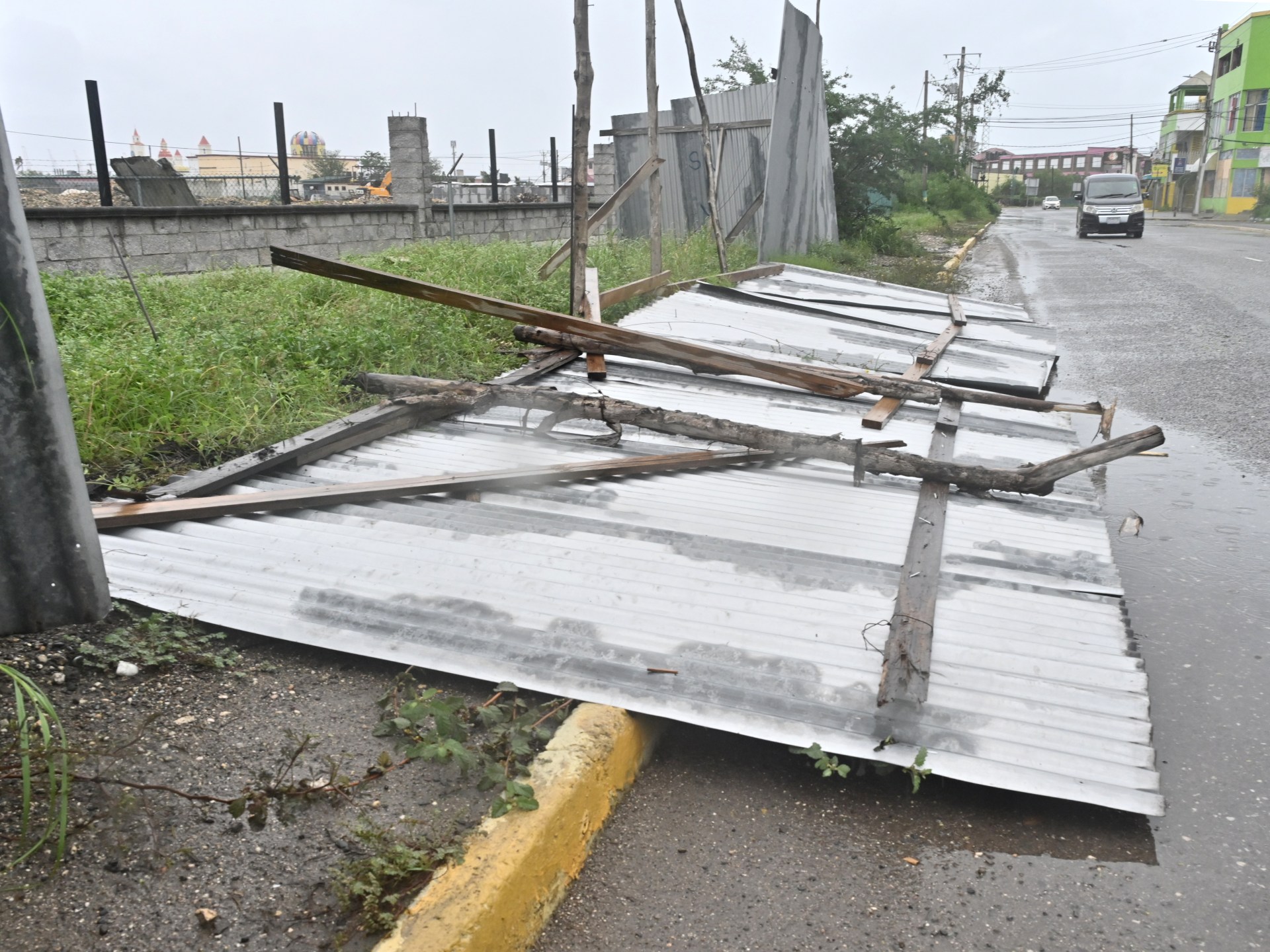 "ميليسا" يجتاح جامايكا بعواصف سرعتها 280 كيلومترا بالساعة