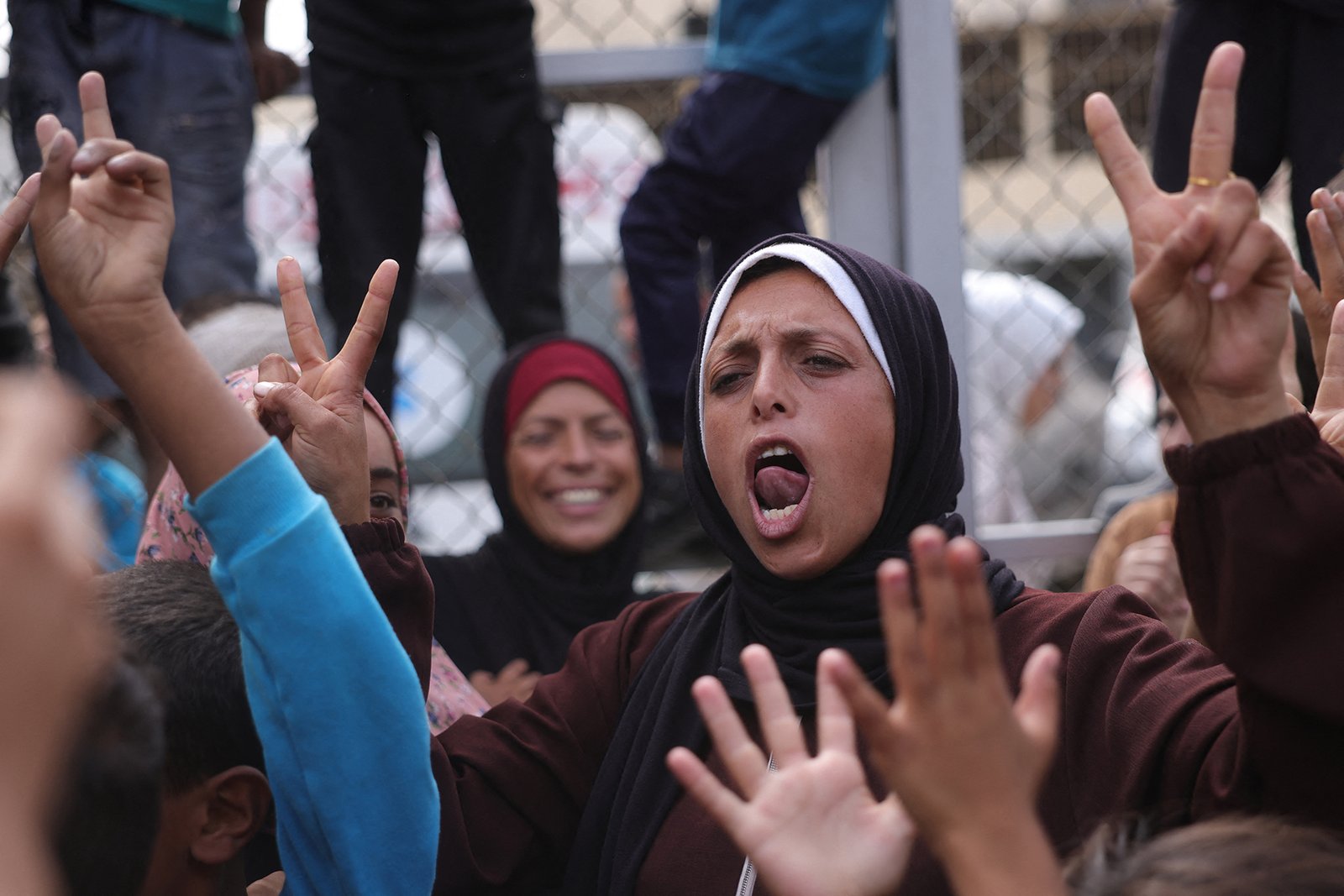 "شبكات" ترصد ردود الفعل على اتفاق غزة وضرب معلمة سورية لطلابها 3 gaza hap 2 1760030891