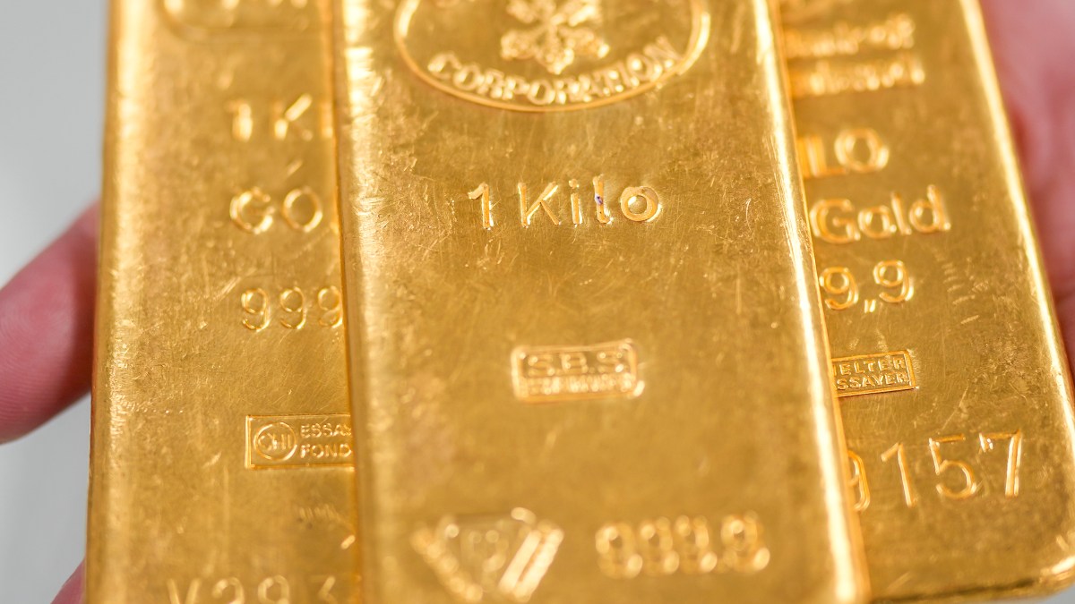 لماذا يواصل الذهب الصعود القوي؟ وهذه نصيحة الخبراء للمستثمرين
