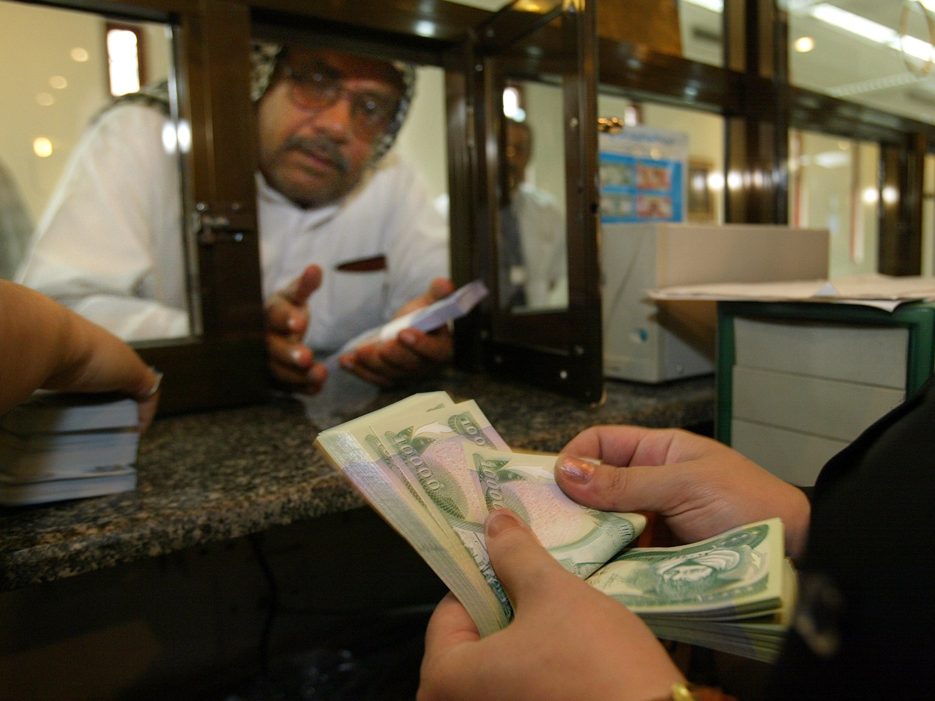 الدينار العراقي يتراجع مقابل الدولار