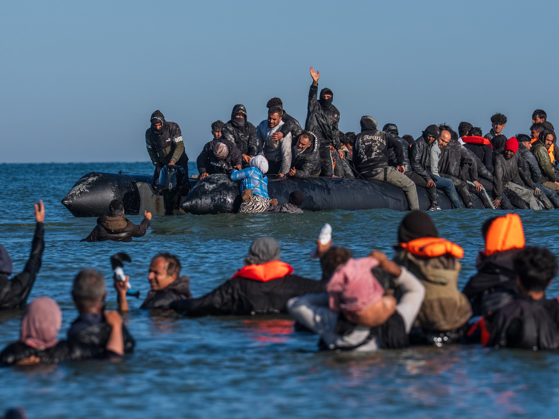 السلطات الفرنسية تنقذ 185 مهاجرا خلال عبورهم المانش