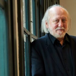 المجري لازلو كراسنهوركاي يفوز بنوبل للآداب 2025