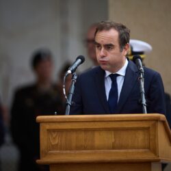 الحكومة الفرنسية الجديدة أمام اختبار حجب الثقة وماكرون يتهم المعارضة