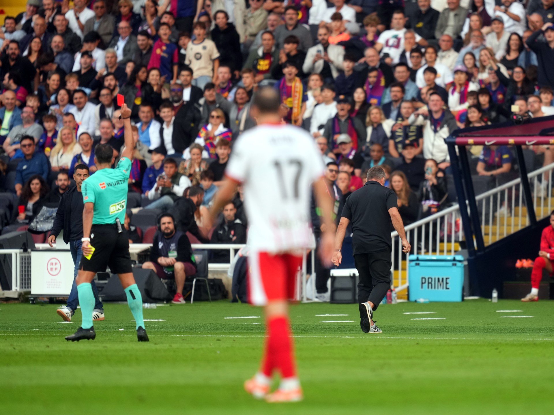 الحكم مانزانو وهواية طرد لاعبي ومدربي برشلونة بينهم ميسي وفليك