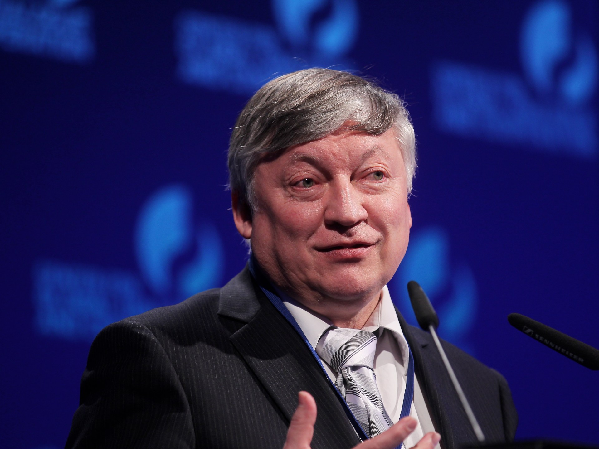 أناتولي كاربوف.. أسطورة الشطرنج الروسي الذي تطارده العقوبات الدولية