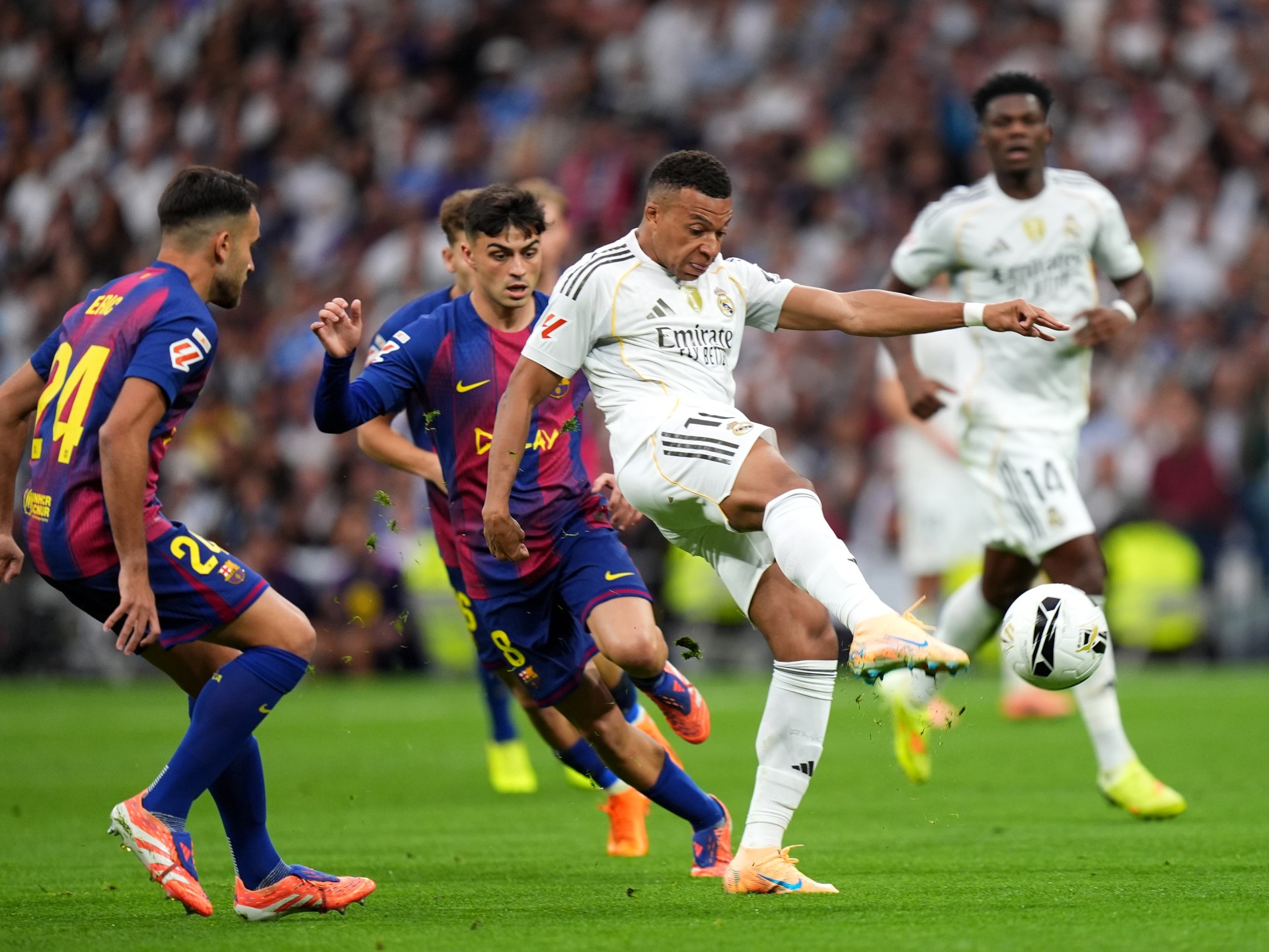 "جزاء فينيسيوس صحيحة وهدف مبابي شرعي".. قناة ريال مدريد تهاجم حكم الكلاسيكو