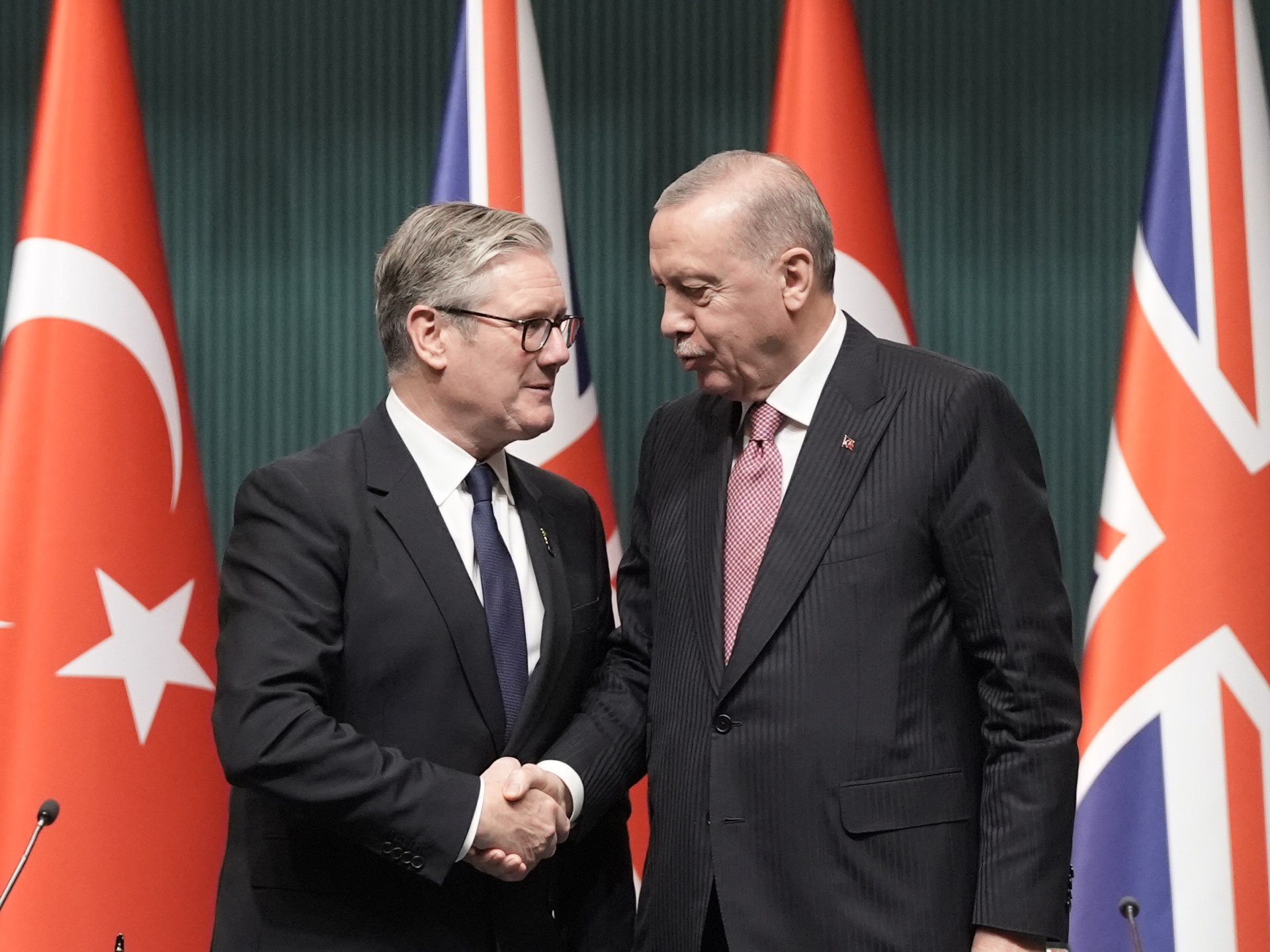أردوغان وستارمر يؤكدان ضرورة الحفاظ على وقف إطلاق النار بغزة