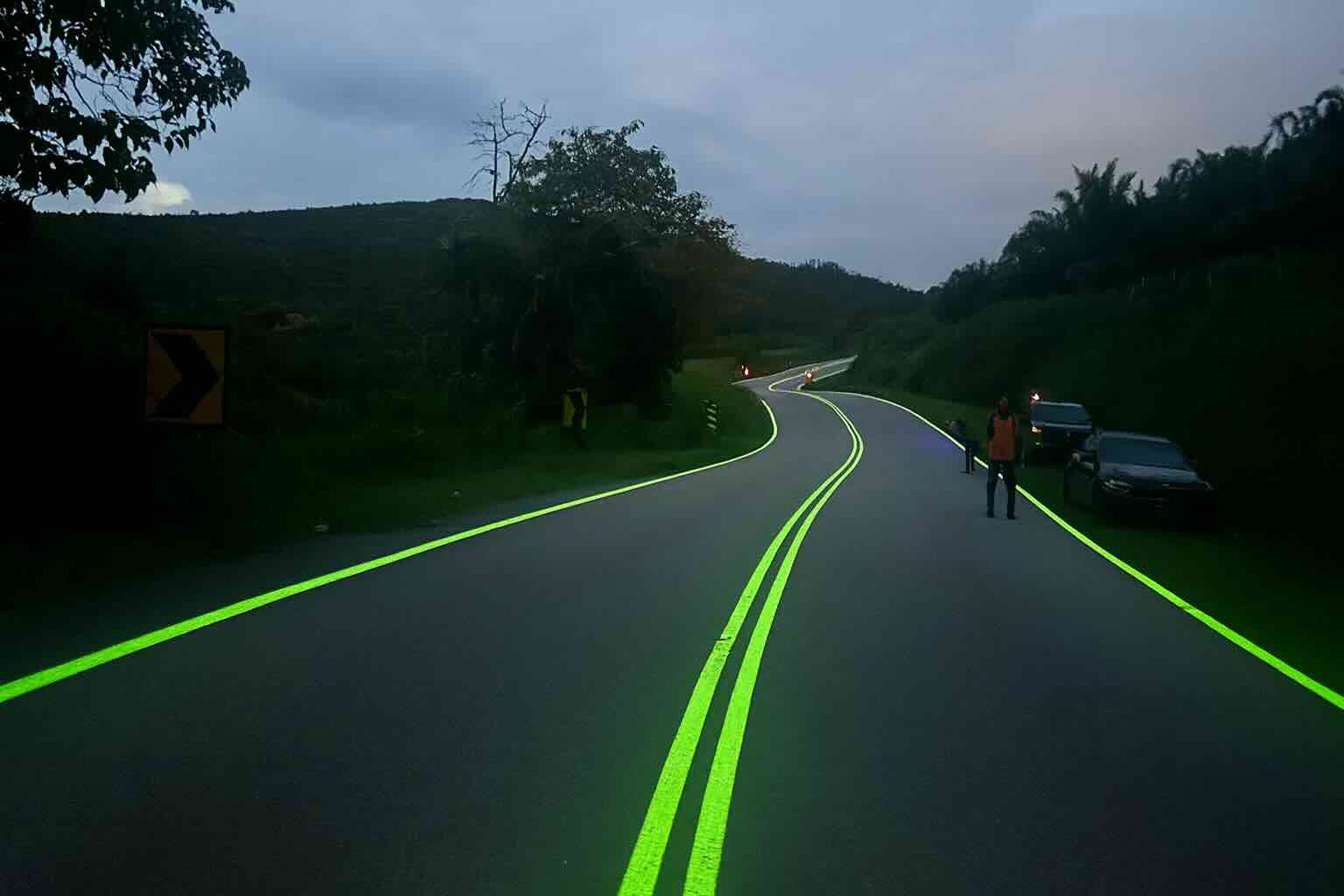 خفضت الحوادث الليلية بنسبة 67%.. ماذا تعرف عن "الطرق المتوهجة"؟