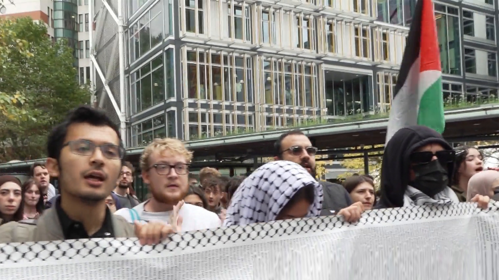 طلاب 4 جامعات في لندن يطالبون بوقف الحرب الإسرائيلية على غزة