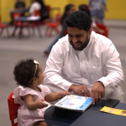 آباء يأملون استبدال شاشات الأطفال بالكتب بمعرض الرياض للكتاب