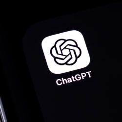 هل يقيّم "شات جي بي تي" النساء أقل من الرجال؟