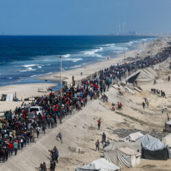 فرح وحنين وخوف.. هكذا تختلط مشاعر الغزيين في طريق عودتهم لبيوتهم