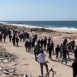 حشود النازحين تعود إلى غزة عبر شارع الرشيد