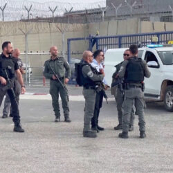 قائمة الأسرى الإسرائيلية تثير الجدل بغياب قادة حماس والبرغوثي